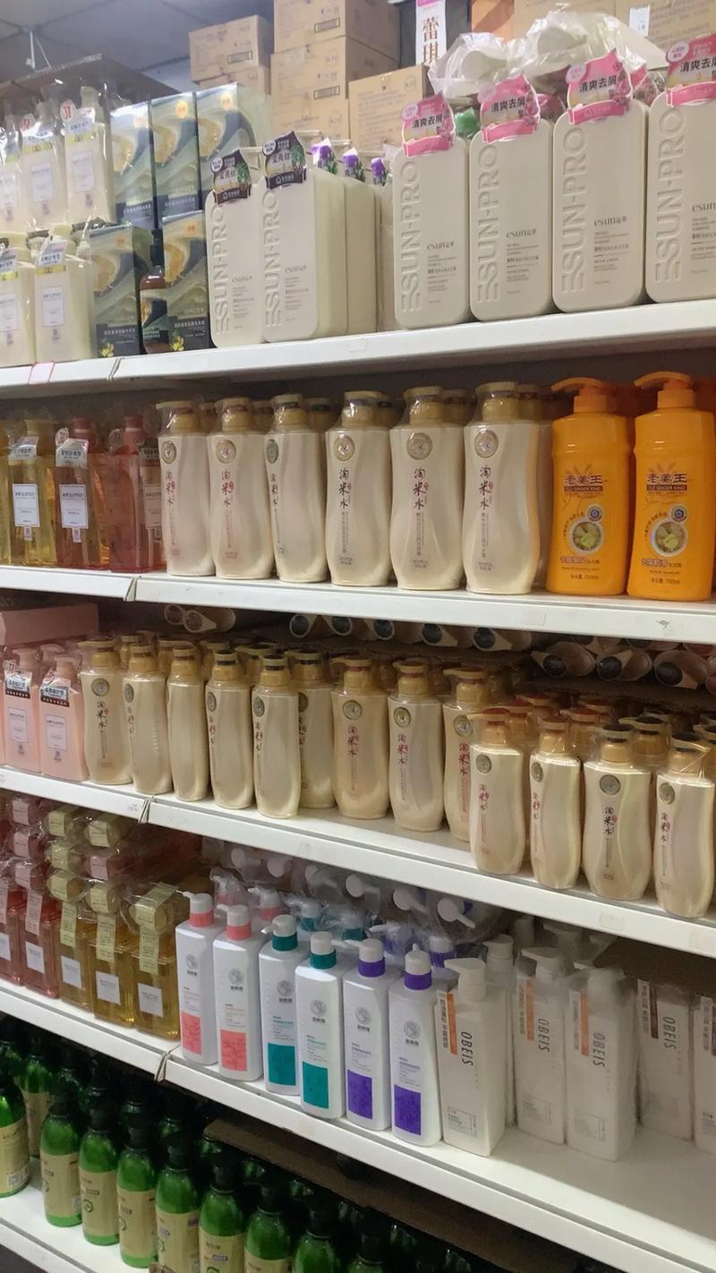 曉航化妝品批發(fā) 誠(chéng)信經(jīng)營(yíng)，質(zhì)量第一，歡迎新老客戶光臨